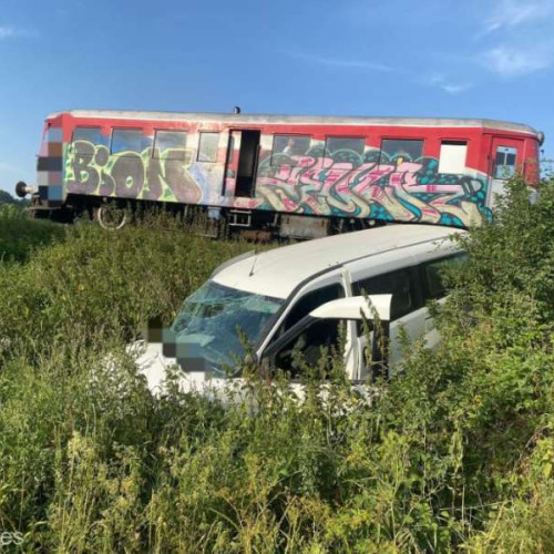 Autoturism acroșat de tren pe linia Pitești - Curtea de Argeș