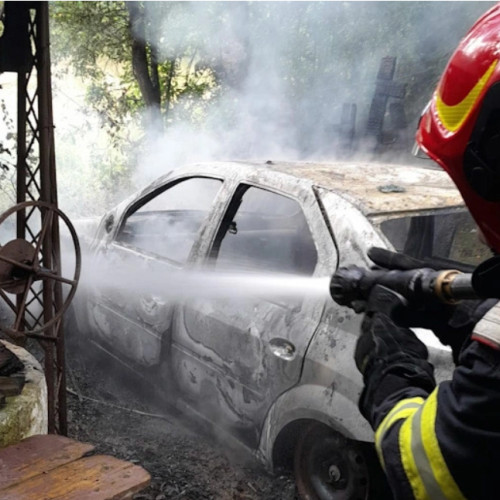 Incendiu la un autoturism în Glăvile - Pompierii militari din Vâlcea intervin prompt